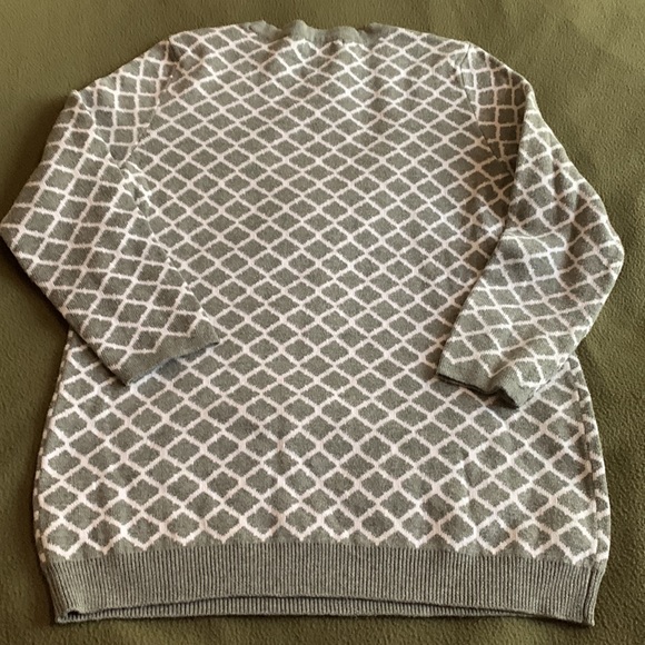 Liz Claiborne gray and white sweater.  Size Tall Medium. 3/4 length sleeves. - Picture 3 of 3